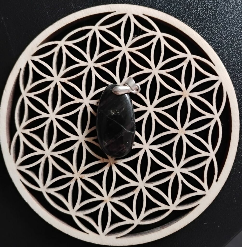 Hypersthène Pendentif 15€
