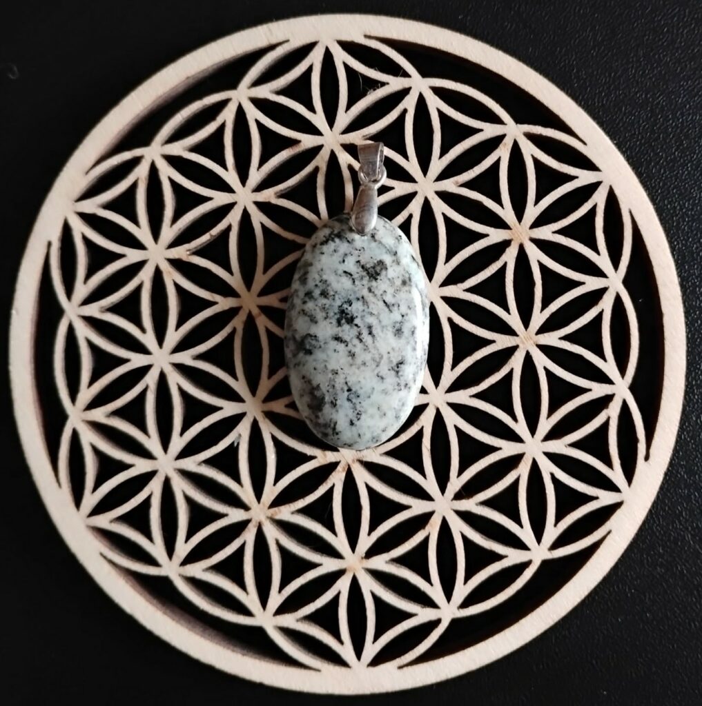 Merlinite Pendentif 15€