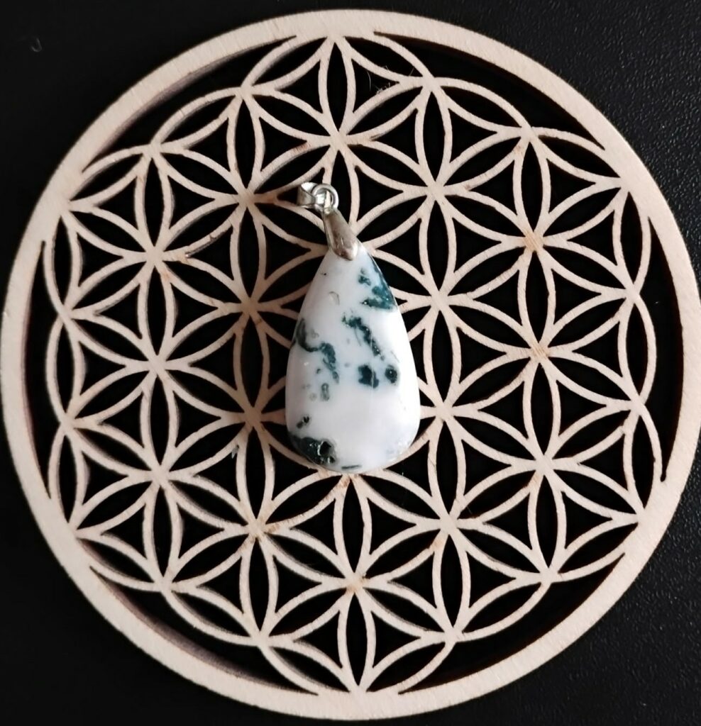 Merlinite Pendentif 15€