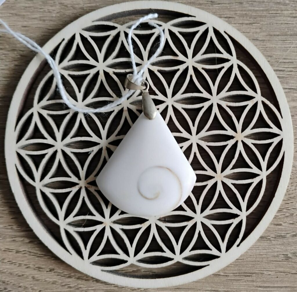 Oeil de Ste Luçie Pendentif Triangle